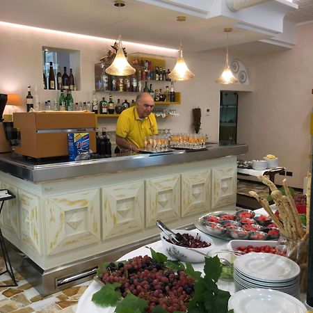 Hotel Lazzarini Bellaria-Igea Marina Buitenkant foto