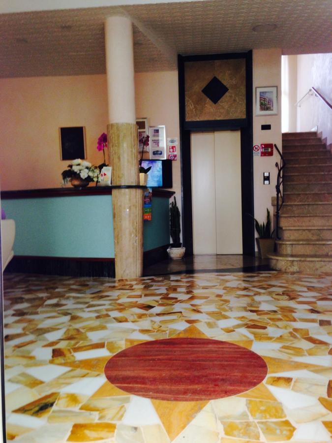 Hotel Lazzarini Bellaria-Igea Marina Buitenkant foto