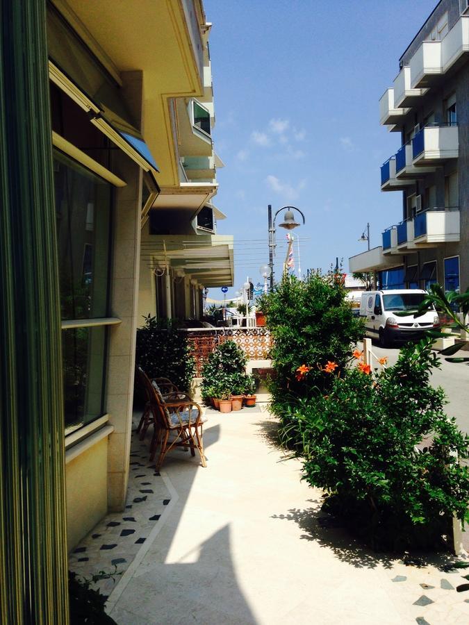 Hotel Lazzarini Bellaria-Igea Marina Buitenkant foto