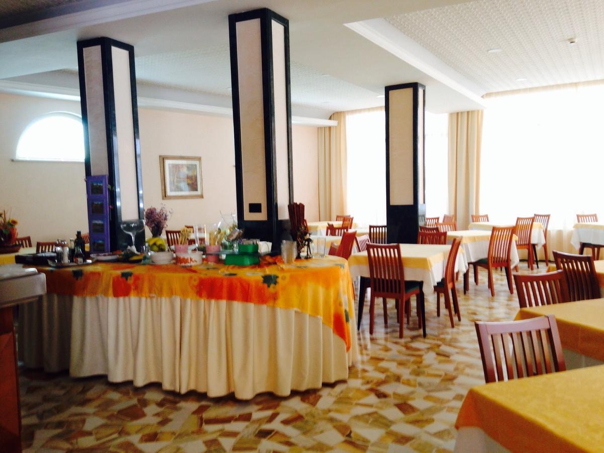 Hotel Lazzarini Bellaria-Igea Marina Buitenkant foto