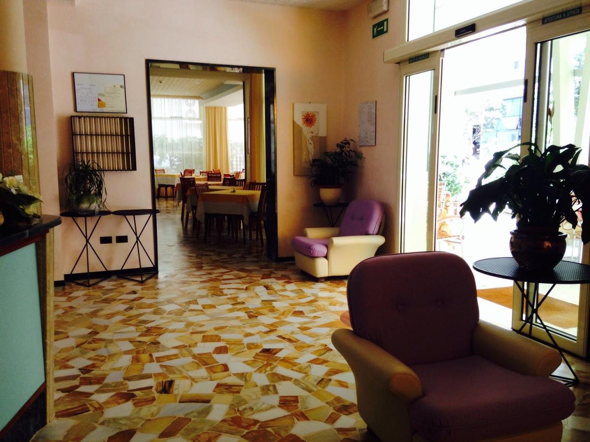 Hotel Lazzarini Bellaria-Igea Marina Buitenkant foto