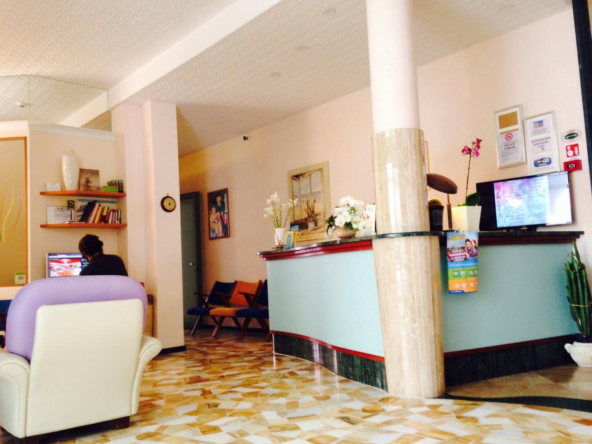Hotel Lazzarini Bellaria-Igea Marina Buitenkant foto