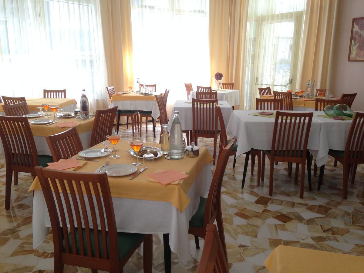 Hotel Lazzarini Bellaria-Igea Marina Buitenkant foto